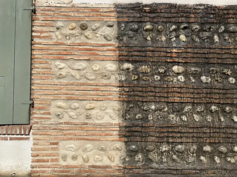 Détail d'un mur en brique foraine et galets du Tarn avec joints à la chaux