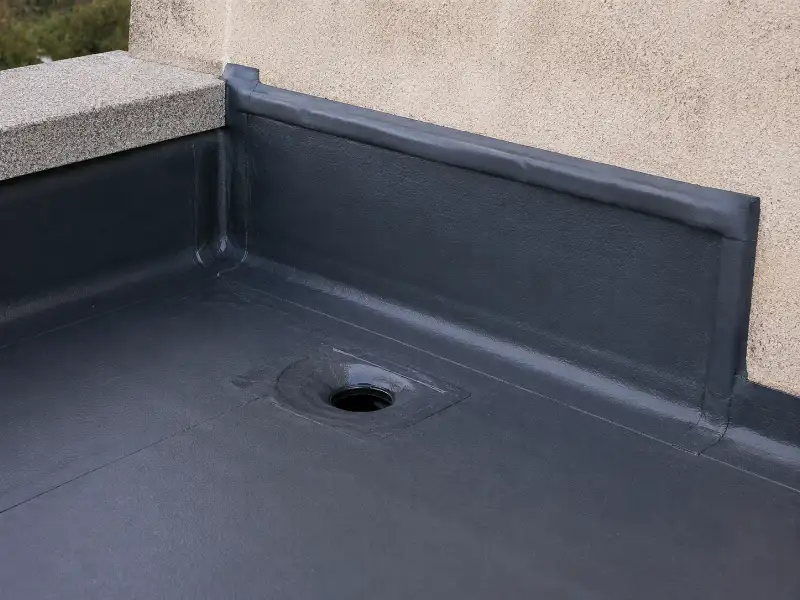 Relevé d'étanchéité contre un mur et crépine d'évacuation sur toit plat